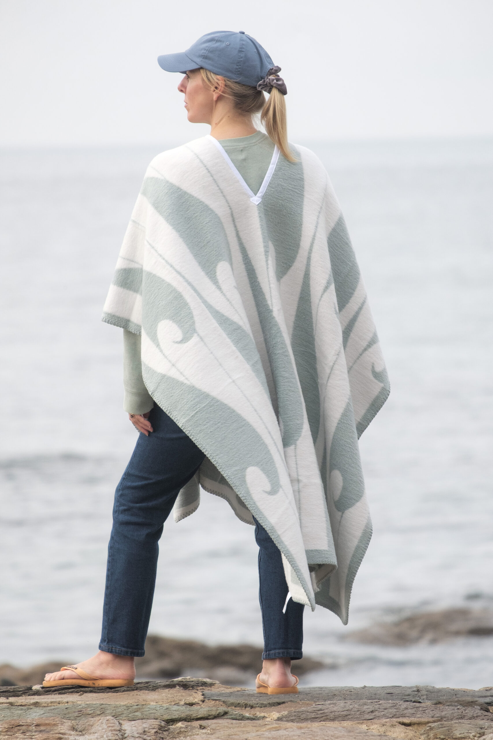 Back View Poncho portwrinckle