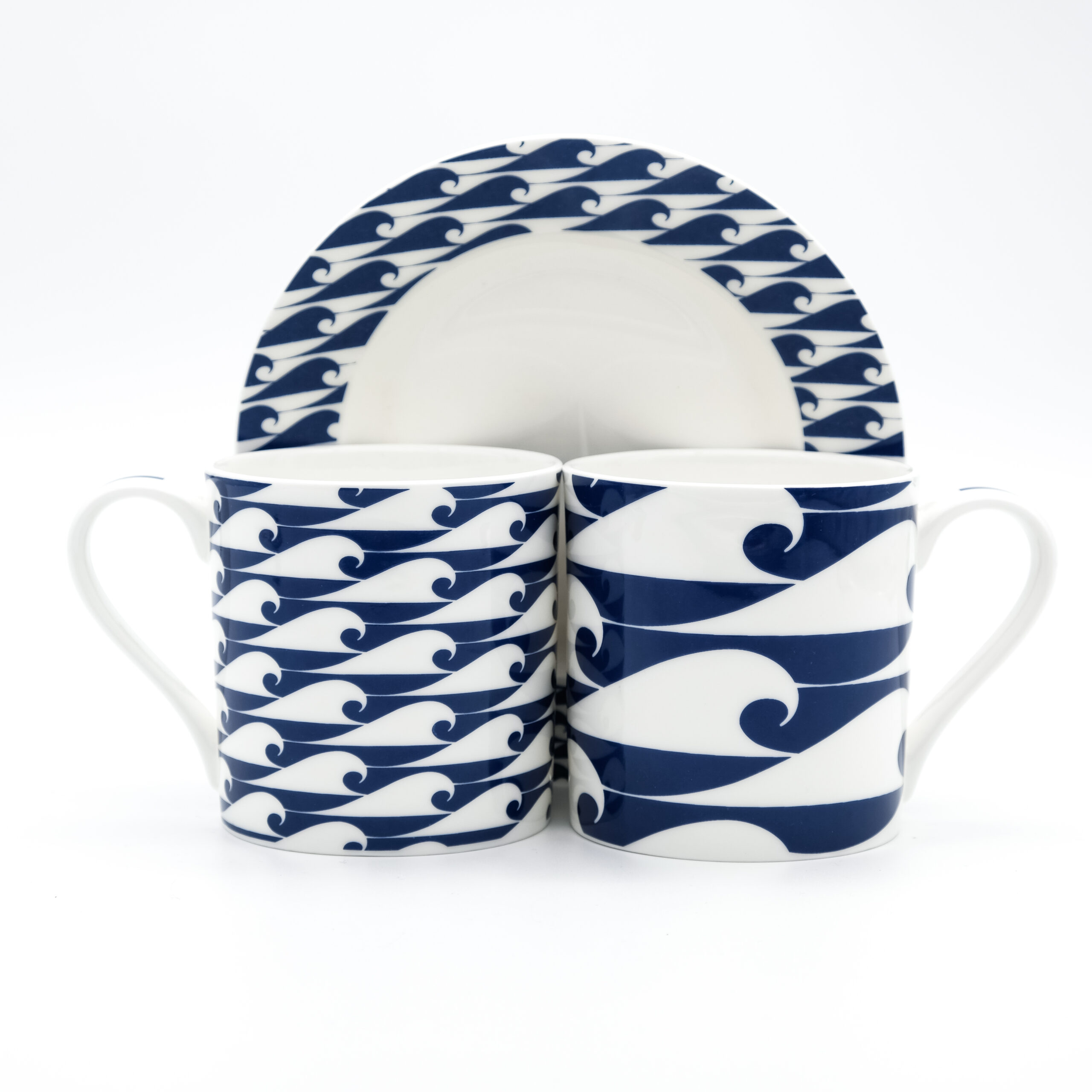 Luxury gift set with Nautical Blue cake plate and two wave mugs for men